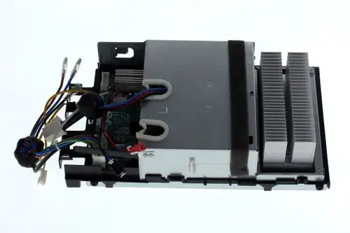 Bosch Elektroniksteuergerät, ausgestattet mit verschiedenen Kabeln und einem Kühlkörper, montiert auf einer schwarzen Platte mit sichtbaren elektrischen Komponenten.